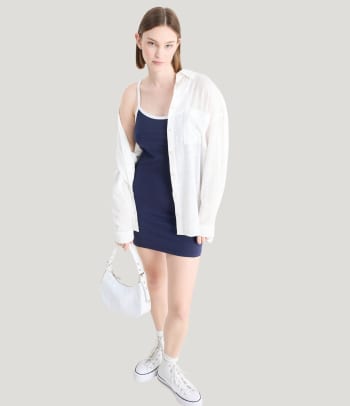 Strakke mini-jurken zijn een veelzijdige must in de jaren 2000 stijl.