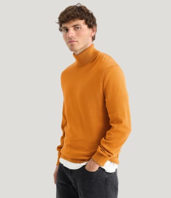 A man wearing a fashionable smart-casual office party outfit.