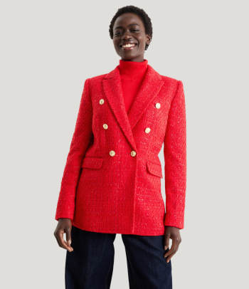 A stylish outfit for a Christmas party at work: a warm blazer.