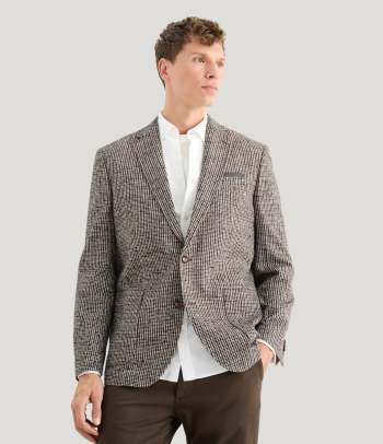 A smart casual office Christmas party outfit with a blazer and chic trousers.