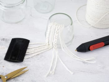 Macrame lantaarn instructie: garen wordt gevlochten en vastgelijmd.