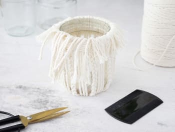 Macrame lantaarn instructie: die bovenste uiteinden van het garen moet je uitkammen.
