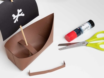Piratenfeestversiering: bevestigen van de mast.
