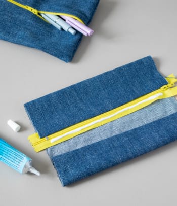 Upcycling jeans: adding the zip.