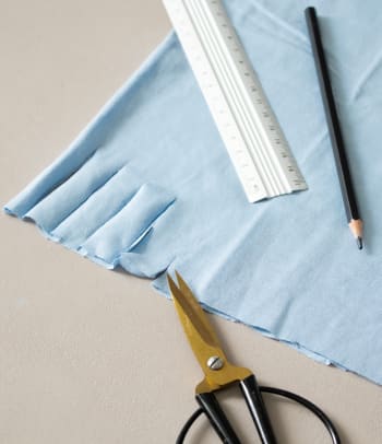 T-shirt upcycling: making a DIY fringe bag.
