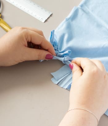 Upcycling ideas for T-shirts: knotting the fringes together.