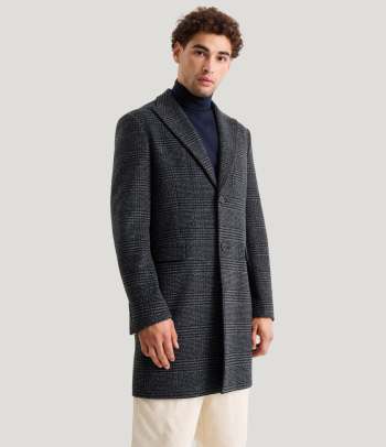 Jaren 60 mode voor mannen: een coltrui onder een blazer voor een klassieke smart-casual stijl.
