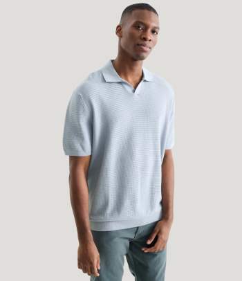 Jaren 60 mode voor mannen: de preppy look perfect stijlen met een moderne polo.
