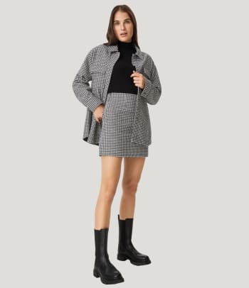 Jaren 60 kleding voor vrouwen: minirokjes zijn kenmerkend voor de sixties style.