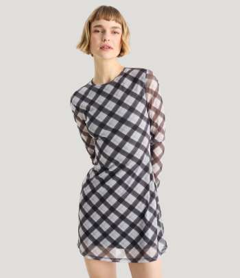 Jaren 60 kleding voor vrouwen: korte jurken met een rechte en niet getailleerde pasvorm.