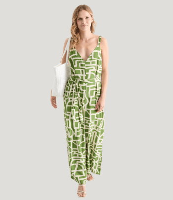 Women’s outfits for a christening: a modern jumpsuit.