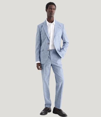 Men’s christening outfit: a classic suit.