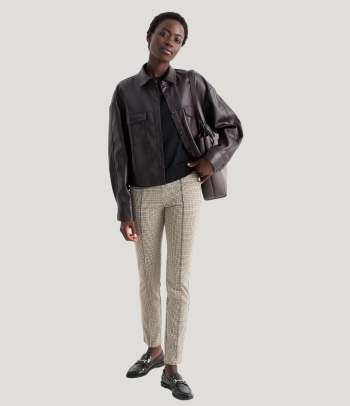 What to wear with leggings: printed leggings as the focal point of your outfit.