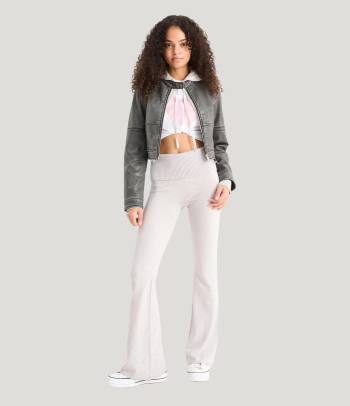 Modern casual leggings outfits: flared leggings have a trendy retro flair.