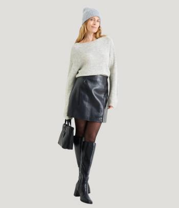 What to wear with a leather skirt: a trendy, casual skirt outfit showing off a black leather skirt.