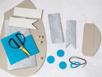 Father's Day crafting: crafting materials for the bookmark.