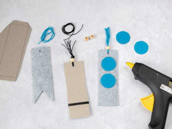 Hot glue gun and parts for the DIY bookmark.