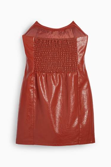 Femei - Rochie care accentuează silueta - imitație de piele - roșu