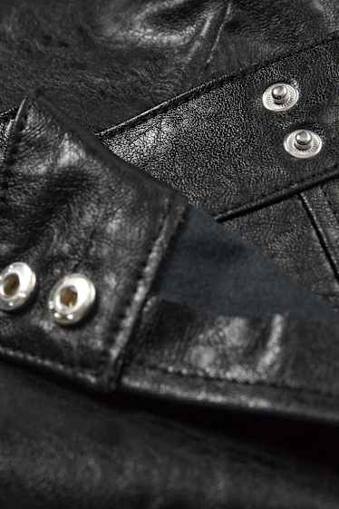 Femei - Fustă-pantalon scurtă - imitație de piele - negru