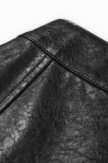 Femei - Fustă-pantalon scurtă - imitație de piele - negru