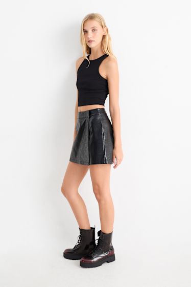 Femei - Fustă-pantalon scurtă - imitație de piele - negru