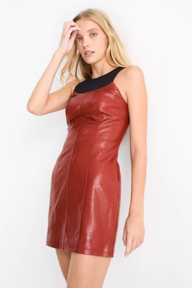 Femei - Rochie care accentuează silueta - imitație de piele - roșu