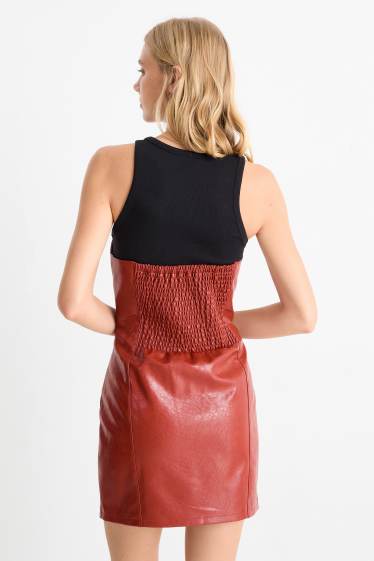 Femei - Rochie care accentuează silueta - imitație de piele - roșu