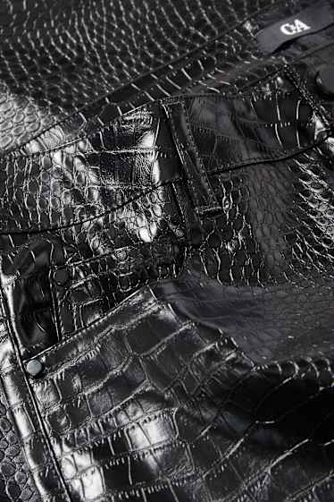 Femei - Pantaloni - talie medie - slim fit - imitație de piele - negru