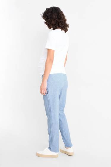 Femei - Pantaloni de stofă pentru gravide - cu fronseuri - albastru deschis