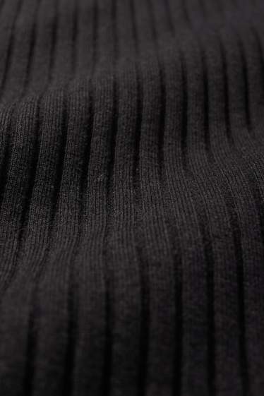 Femei - Fustă din tricot - reiată - negru