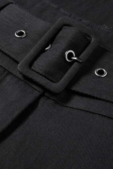 Femei - Pantaloni scurți cu curea - talie înaltă - negru
