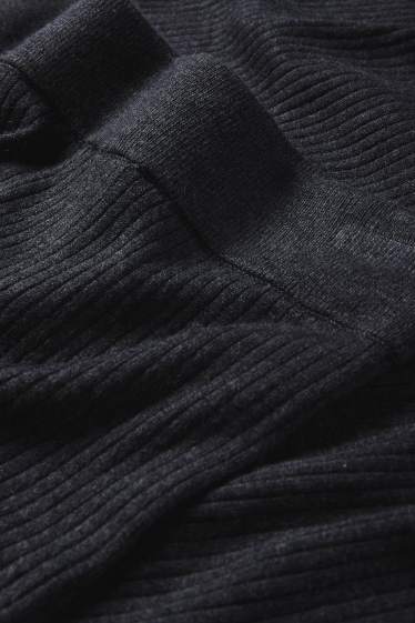 Femei - Fustă din tricot - reiată - gri închis