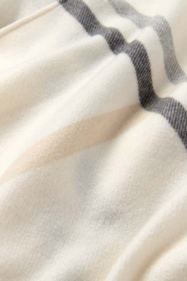 Femei - Poncho cu franjuri - în carouri - alb-crem