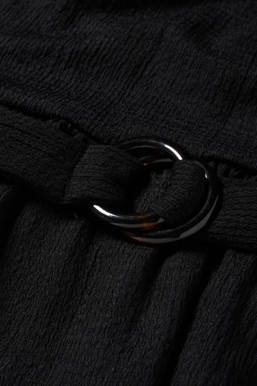 Dámské - Šaty fit & flare s páskem - strukturované - černá