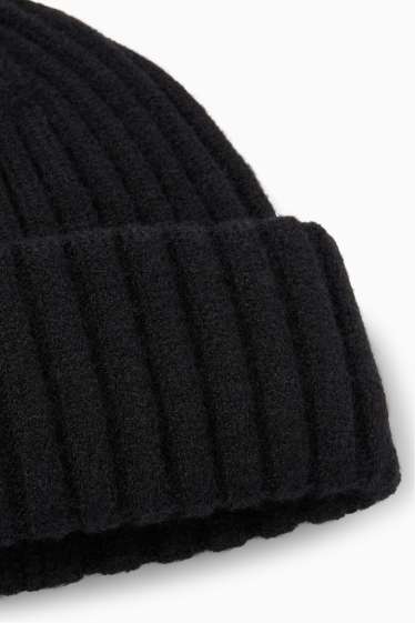 Femei - Căciulă tricotată - reiată - negru