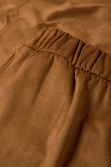 Femei - Pantaloni - talie medie - straight fit - imitație de piele întoarsă - maro