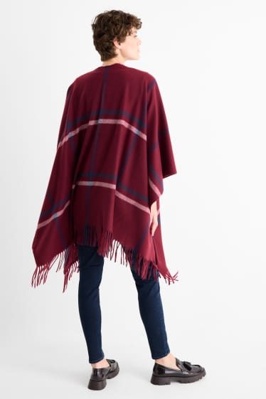 Femei - Poncho cu franjuri - în carouri - bordo