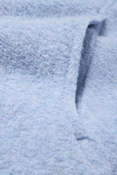Femei - Pulover din tricot plușat cu glugă - albastru deschis