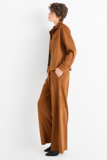 Femei - Pantaloni - talie medie - straight fit - imitație de piele întoarsă - maro