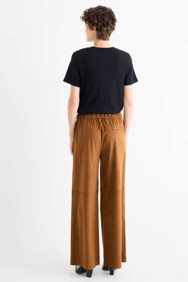Femei - Pantaloni - talie medie - straight fit - imitație de piele întoarsă - maro