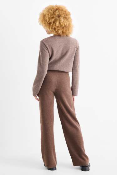 Femei - Pantaloni de trening din tricot - reiați - maro