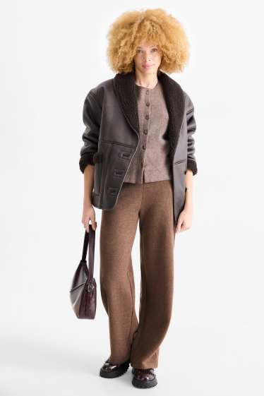 Femei - Pantaloni de trening din tricot - reiați - maro