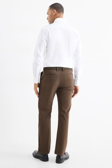 Bărbați - Chino cu curea - regular fit - maro