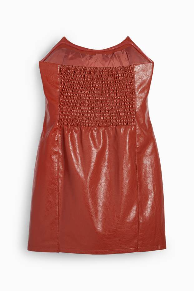 Femei - Rochie care accentuează silueta - imitație de piele - roșu