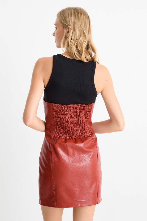Femei - Rochie care accentuează silueta - imitație de piele - roșu