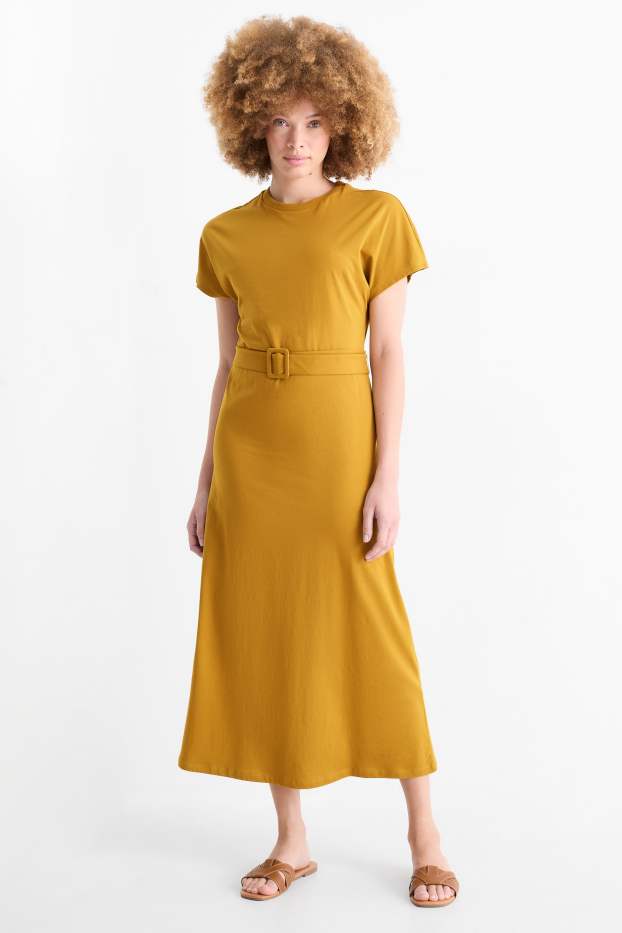 Femei - Rochie-tricou cu curea - galben muștar