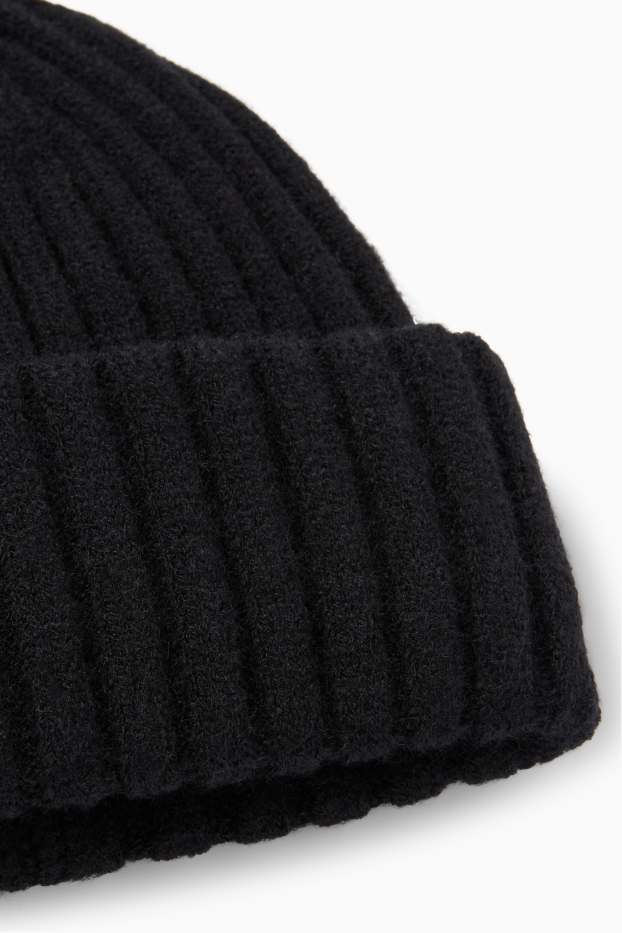 Femei - Căciulă tricotată - reiată - negru