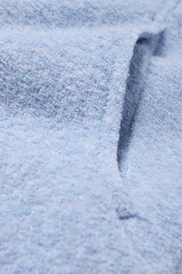 Femei - Pulover din tricot plușat cu glugă - albastru deschis