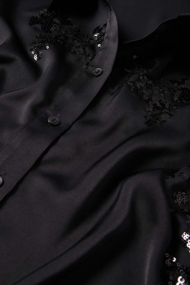 Femei - Bluză din satin - cu flori - aspect lucios - negru