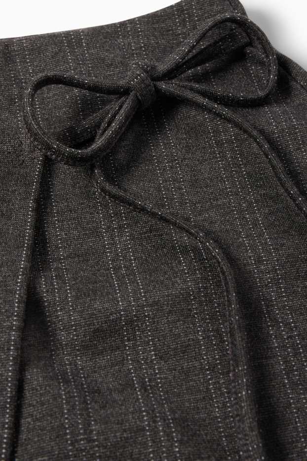 Femei - Fustă-pantalon scurtă - dungi fine - gri închis